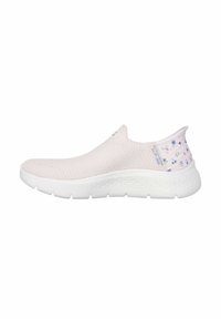 Zapatillas deportivas sin cordones con parte superior de malla transpirable en un ligero color rosa. Presentan una suela de goma blanca con un patrón texturizado y acentos florales en el talón.