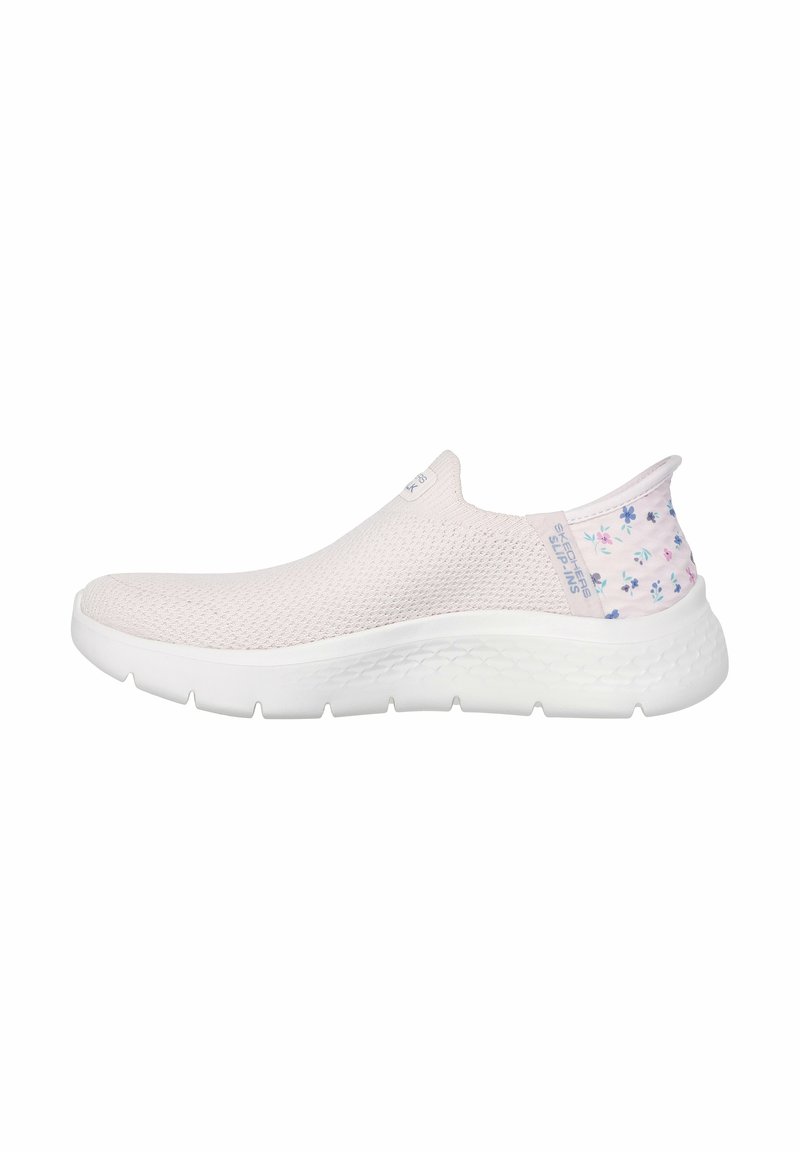 Zapatillas deportivas sin cordones con parte superior de malla transpirable en un ligero color rosa. Presentan una suela de goma blanca con un patrón texturizado y acentos florales en el talón.