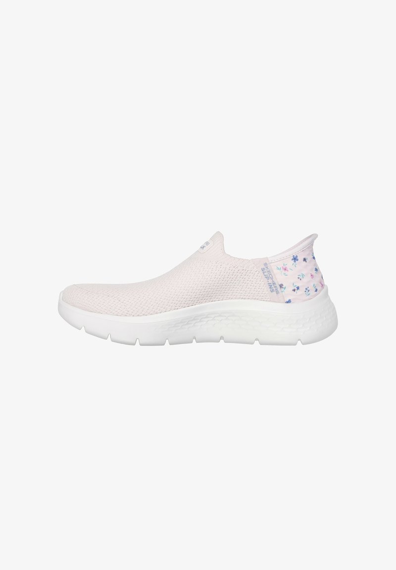 Zapatillas deportivas sin cordones con parte superior de malla transpirable en un ligero color rosa. Presentan una suela de goma blanca con un patrón texturizado y acentos florales en el talón.