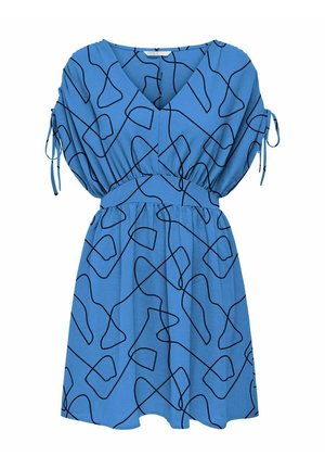 Niebieska krótka sukienka z czarnym abstrakcyjnym wzorem linii, dekoltem w kształcie litery V, talią podkreśloną paskiem oraz krótkimi bufkami z bocznymi wiązaniami.
