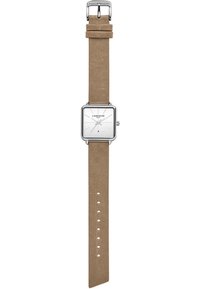 Montre carrée avec un cadran blanc, des aiguilles argentées et des index. Bracelet en tissu beige avec une boucle en métal ajustable. Design minimaliste.