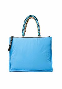 Blauwe totebag met een gepaddede textuur, voorzien van een gevlochten handvat in blauw en oranje, en een zwarte rits met logo-detail.