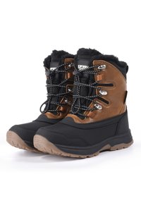 Botas impermeables con parte superior de cuero marrón, cuerpo de textil negro, forro de piel sintética, suelas resistentes y cordones en blanco y negro.