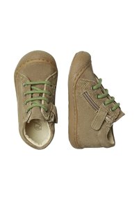 Světle hnědé semišové boty s zelenými tkaničkami, kulatou špičkou a texturovanou gumovou podrážkou; obsahují boční zip pro snadnější obutí.