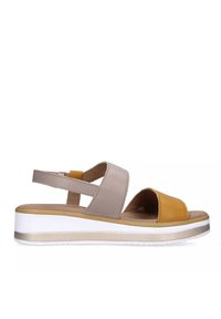 Sandal in pelle con una combinazione di colori beige e senape, due larghe cinghie, suola bianca a contrasto e soletta imbottita per il comfort.