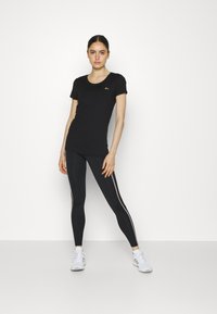 ONLY Play ONPCLARISSA TRAIN TEE - Lihtne T-särk - black