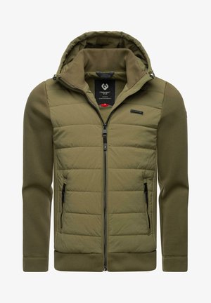 Veste hybride vert olive avec fermeture éclair à l'avant, corps rembourré et manches tricotées. Comprend une capuche et des poches zippées. Tissu texturé contrasté.