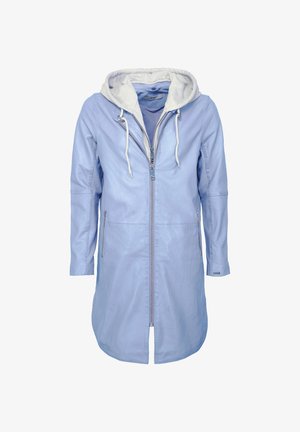 Lys blå læderjakke med grå hætte, hel lynlås, sidelommer og lange ærmer. Glat tekstur og struktureret design.