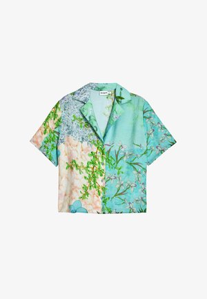 Korte mouwen shirt in lichtblauw met bloemenpatronen, met groene bladeren, zachte texturen en een mix van pastelkleuren en prints.