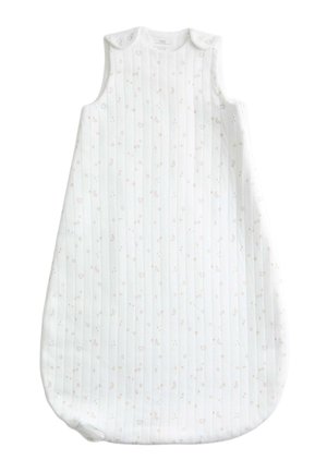 Weißer ärmelloser Babyschlafsack mit dezenten vertikalen Streifen und kleinen beigefarbenen Mond-, Stern- und Wolkenmustern, Knopfverschlüsse an den Schultern.