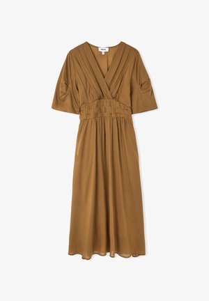 Brązowa midi sukienka z krótkimi rękawami, głębokim dekoltem w kształcie litery V i marszczoną talią. Gładki materiał z teksturowanym panelem w talii oraz zwiewną spódnicą.