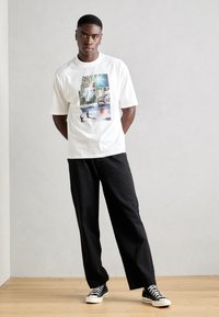 Scotch & Soda JOE JONAS WASHED PHOTO PRINT - Apdrukāts T-krekls - white pastel