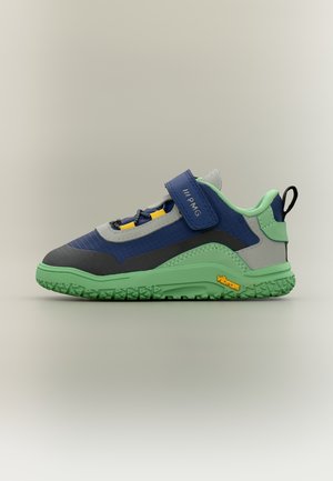 Scarpa da ginnastica per bambini con tomaia blu, grigia e gialla, suola e fodera verde menta, cinturino in velcro e logo "Vibram" sulla suola.