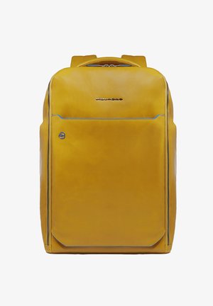 Zaino in pelle gialla con un design slanciato, dotato di una tasca frontale, dettagli con cerniera blu e un logo impresso sulla parte anteriore.