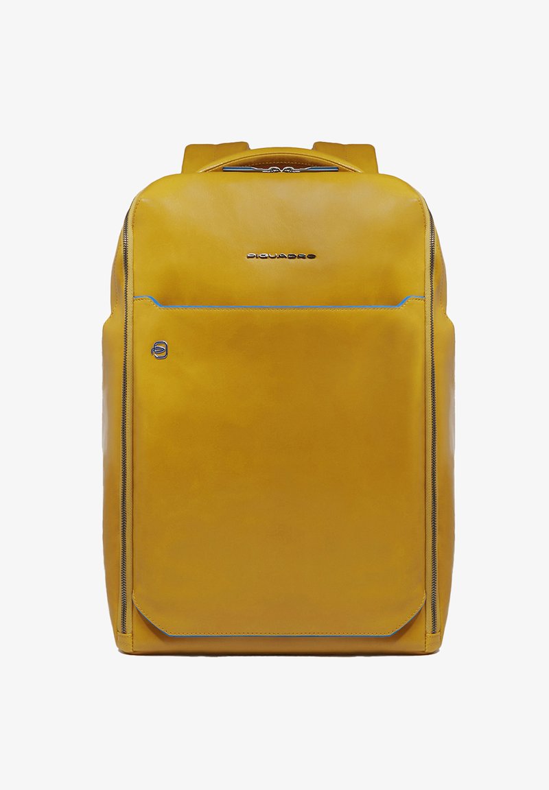 Mochila de cuero amarilla con un diseño aerodinámico, que cuenta con un bolsillo delantero, detalles en cremallera azul y un logo grabado en la parte delantera.