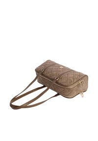 Bolso beige acolchado con doble cremallera, herrajes dorados, correas ajustables y forma rectangular, con un acabado texturizado.