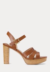 Hnedé kožené platformové sandále s prekríženými popruhmi, s prackou okolo členku a textúrovaným dreveným blokovým podpätkom.