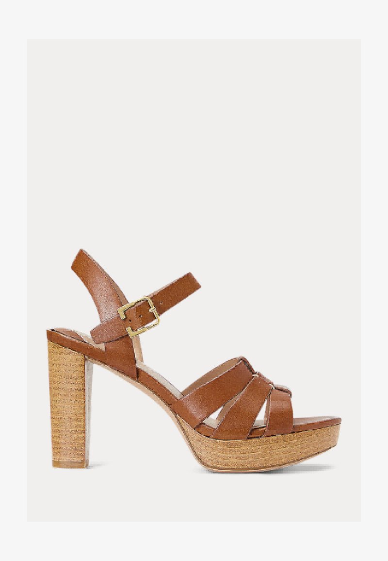 Hnedé kožené platformové sandále s prekríženými popruhmi, s prackou okolo členku a textúrovaným dreveným blokovým podpätkom.