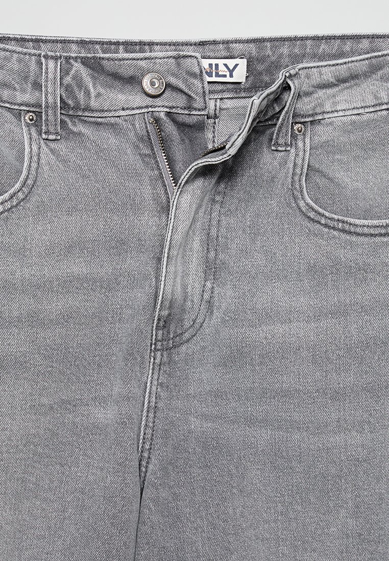 Jeans in denim grigio con zip, chiusura a bottone e design a cinque tasche. Il tessuto presenta una texture sottile e cuciture a contrasto.