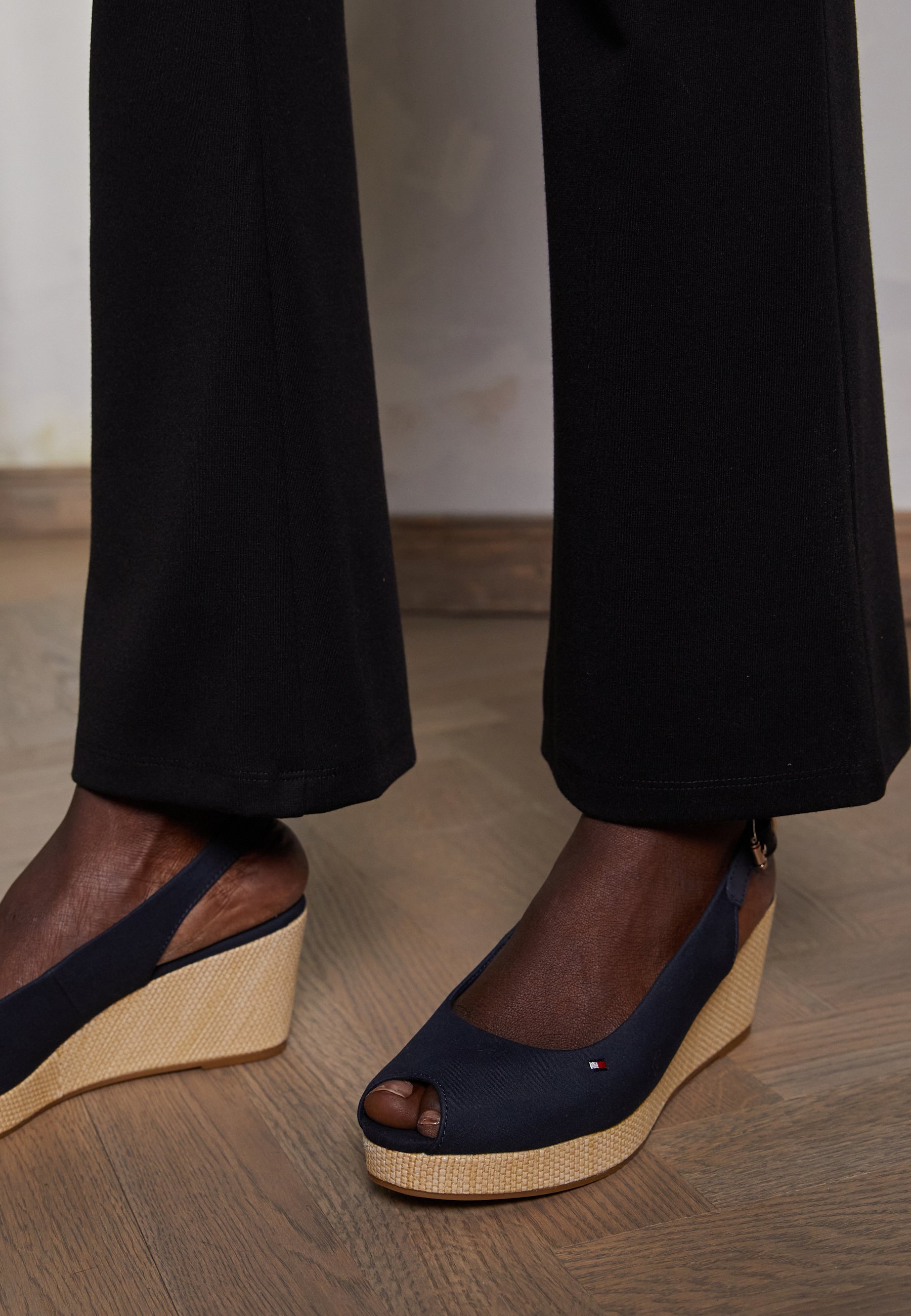 Tommy Hilfiger ELBA - Sandalias con plataforma - desert sky/azul marino -  Zalando.es