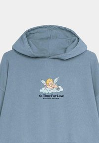 Sudadera azul claro de gran tamaño con capucha ajustable, que presenta un gráfico angelical y el texto "No Time For Love" bordado en el frente.