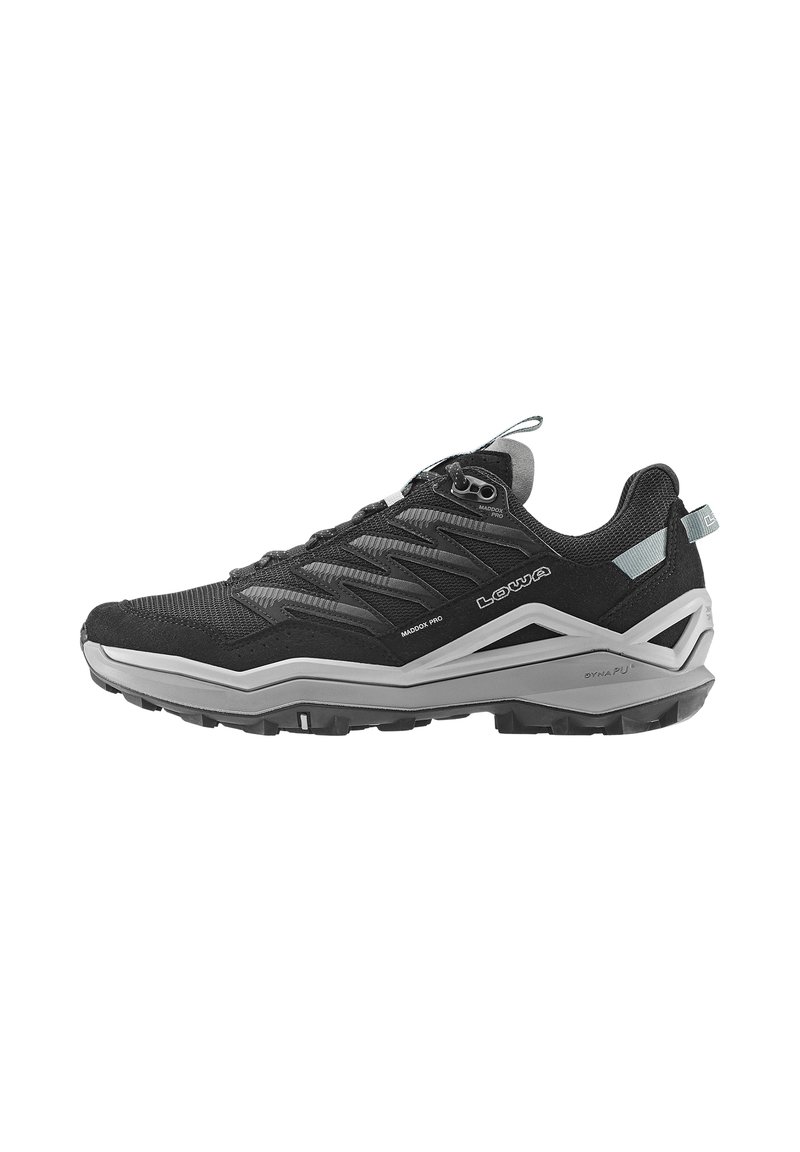 Scarpe da trail running nere con tomaia in rete e suede, suola in gomma e design strutturato e supportivo. Presentano dettagli grigi e un sistema di allacciatura.