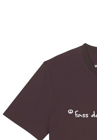Braunes Baumwoll-T-Shirt mit kurzen Ärmeln und einem Rundhalsausschnitt. Auf der Vorderseite prangt der weiße Text "Fass da".
