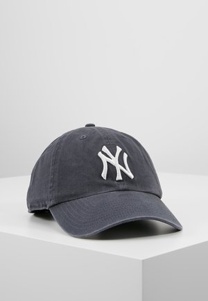 Mørkeblå bomulds-baseballkasket med buet skygge og hvidt broderet logo. Har seks ventilationseyelets og justerbar bagrem.