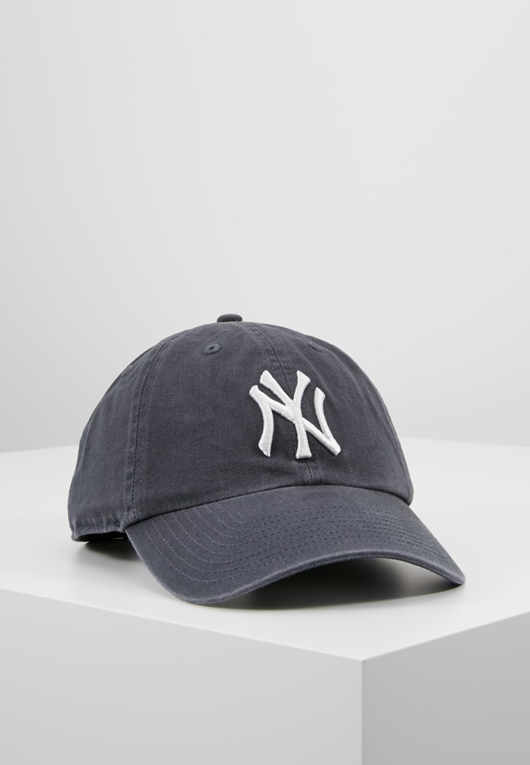 Casquette de baseball en coton bleu marine foncé avec une visière courbée et un logo brodé blanc. Elle dispose de six œillets de ventilation et d'une sangle arrière réglable.