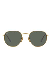 Occhiali da sole Ray-Ban con montatura in metallo dorato, design esagonale, lenti verde scuro e estremità nera delle stanghette. Presentano un marchio discreto sulla lente.