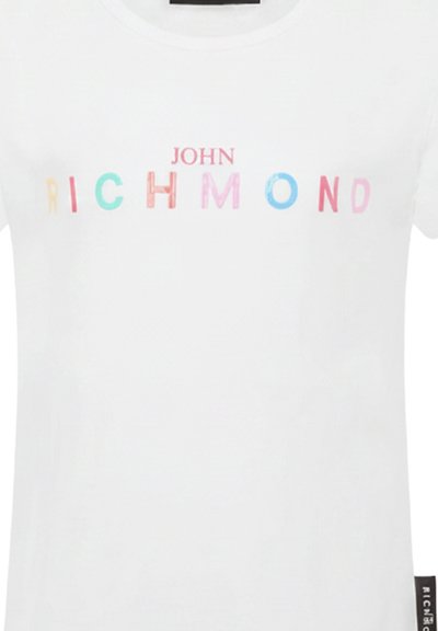 Maglietta bianca con "JOHN" in piccole lettere rosse sopra grandi lettere colorate che formano "RICHMOND" sul petto.