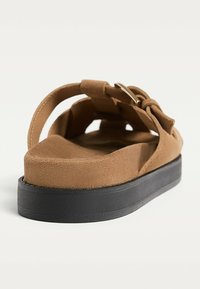 Stradivarius Natikače na petu - beige