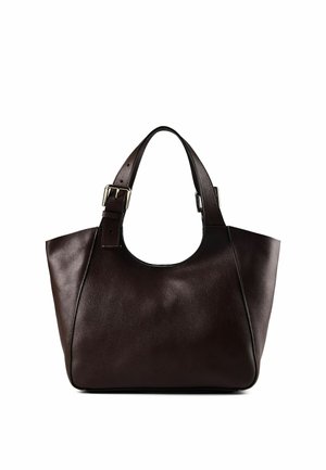 Donkerbruine leren tote bag met brede verstelbare schouderriemen en zilveren gespdetails op een witte achtergrond.