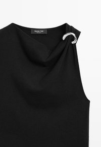 Zwarte mouwloze top met gedrapeerde halslijn en zilveren ringdetail op de rechter schouder, Massimo Dutti label aan de binnenkant van de kraag.