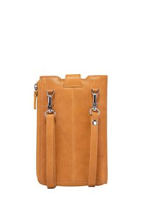 Borsa a tracolla in pelle gialla senape. Presenta due tracolle removibili, hardware argentato e chiusura a zip. Texture liscia con cucitura verticale.