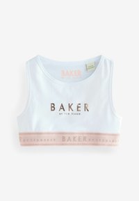 Bijeli kratki top s okruglim izrezom, na prednjoj strani s natpisom "BAKER" u metalik zlatnoj boji i ružičastom logotip trakom duž donjeg ruba.