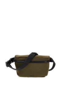 Olivgrüne Nylon-Crossbody-Tasche mit schwarzem verstellbarem Schulterriemen, einem Hauptfach mit Reißverschluss und geprägtem Logo an der Seite. Texturierte Oberfläche.