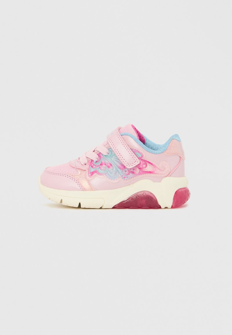 Ténis rosa com acabamento brilhante, concebido com detalhes em azul claro e padrão ondulado multicolorido. Apresenta uma tira de velcro e sola grossa.