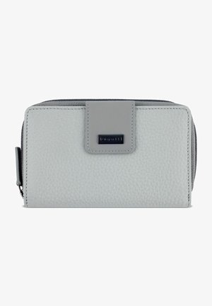 Portefeuille en cuir texturé gris avec un rabat lisse, fermeture éclair et un emblème de logo noir. Présente des accents de couture pour la durabilité.