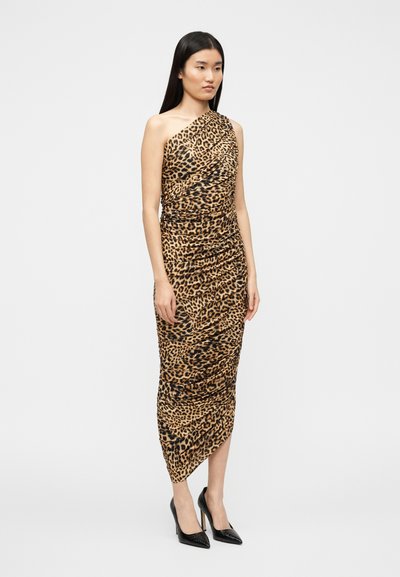 Πολύχρωμο φόρεμα λεοπάρ με έναν ώμο, με ρυτιδιασμένη υφή, μήκος μέχρι το γόνατο και εφαρμοστό σχεδιασμό. Το μοντέλο φοράει μαύρα ψηλά τακούνια.