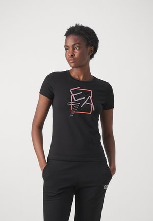 T-shirt nera in cotone con logo grafico in rosso e argento. Il design include forme geometriche e accenti a strisce. Silhouette aderente.