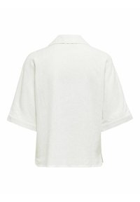 Chemise blanche à manches courtes avec coupe ample, col plié et dos uni, présentée sur fond blanc.