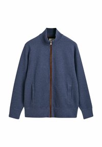 Dunkelblaue Zip-Jacke mit hohem Kragen, seitlichen Taschen und braunen Reißverschluss-Details, auf einem weißen Hintergrund präsentiert.
