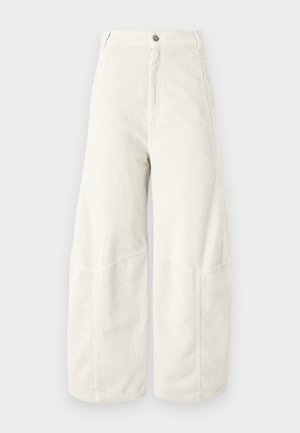 Pantalones de pana de pierna ancha en beige claro, con textura acanalada, cierre de botón clásico y bolsillos laterales lisos.
