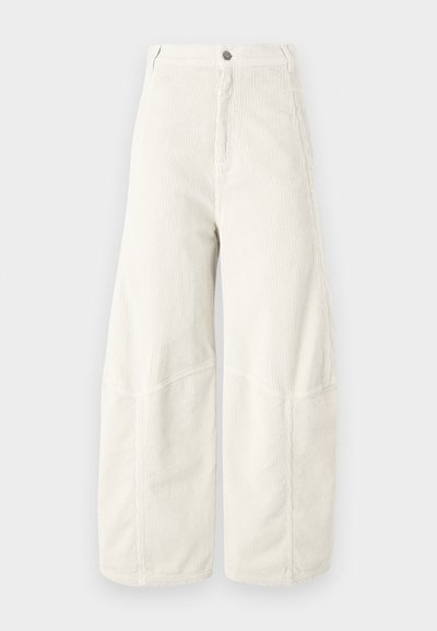 Bredde corduroy bukser i lys beige, med en ribbet tekstur, klassisk knaplukning og simple sidelommer.