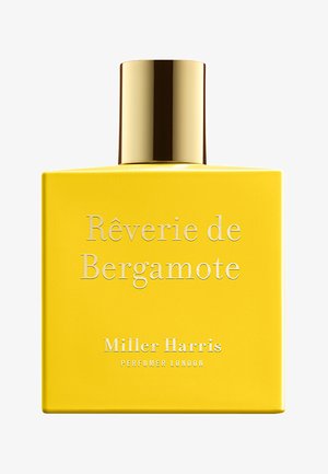 Helle gelbe quadratische Flasche mit einem metallischen Goldverschluss. Auf der Vorderseite steht "Rêverie de Bergamote" und "Miller Harris Parfümeur London."