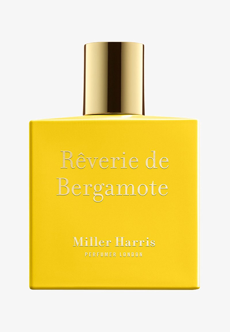 Helle gelbe quadratische Flasche mit einem metallischen Goldverschluss. Auf der Vorderseite steht "Rêverie de Bergamote" und "Miller Harris Parfümeur London."