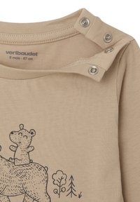 Beige Baumwollhemd mit Druckknopfverschluss an der Schulter, verziert mit einem Grafikdesign eines Bären und seines Jungen zwischen einfachen Bäumen. Weicher Stoff.