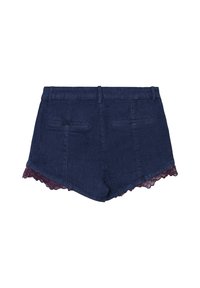 Shorts en denim bleu foncé avec un ourlet en dentelle bordeaux à bords festonnés, dotés de deux poches arrière et d'une taille ajustée.