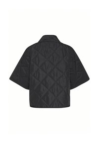 Sort quiltet jakke med et spredt design, klassisk krave, korte ærmer og et diamantmønster over hele stoffet.